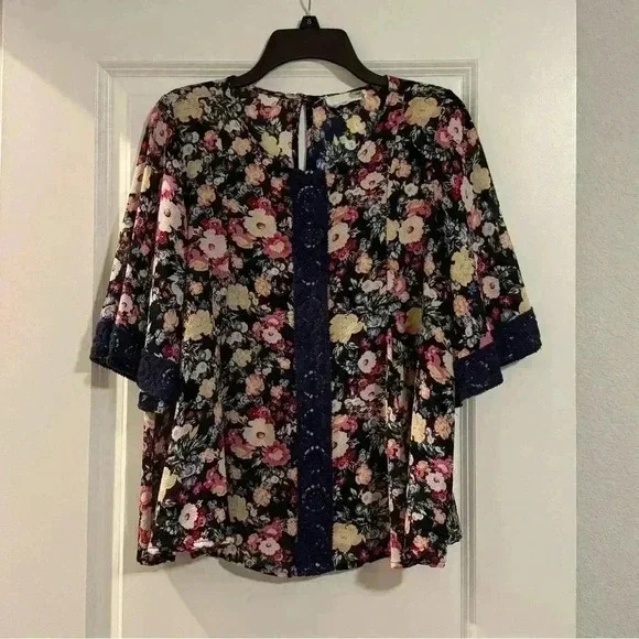 EVERLEIGH FLOWERY BLOUSE SIZE SMALL - Picture 3 of 3